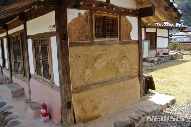 훼손된 고택 벽체보수 전 후