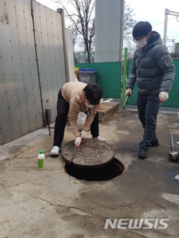 【서울=뉴시스】서울 노원구는 말라리아, 일본뇌염, 지카바이러스(Zika virus)등의 감염증 매개체인 모기 방역을 위해 '겨울철 모기방제 및 유충구제 작업'을 실시한다고 30일 밝혔다. 2019.01.30. (사진=노원구 제굥)