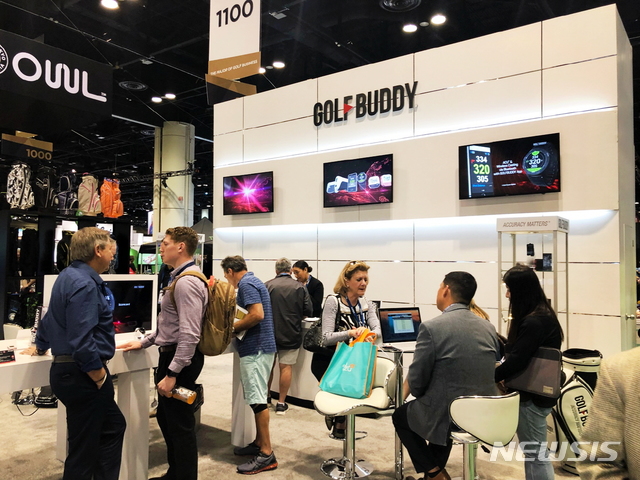 【서울=뉴시스】골프존데카는 올해 PGA 머천다이즈쇼를 통해 '골프버디' 신제품 약 20만대의 사전 주문계약을 확보했다고 30일 밝혔다. 사진은 해당 박람회의 골프버디 부스 모습. 2019.1.30(사진=골프존데카 제공) photo@newsis.com