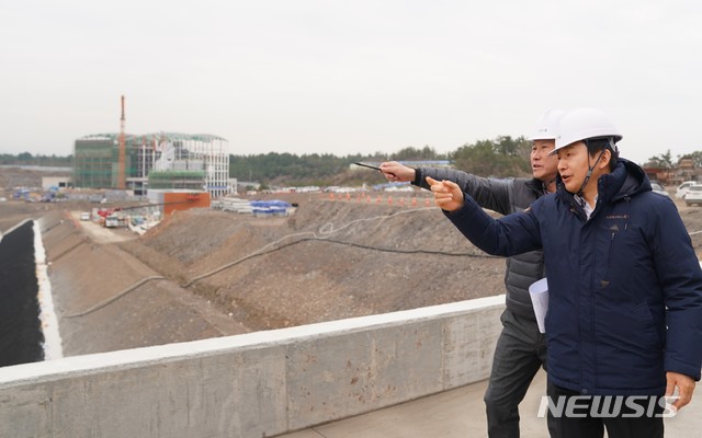 【제주=뉴시스】 배상철 기자 = 원희룡 제주도지사가 30일 제주시 동복리 제주환경자원순환센터 조성사업 공사현장을 찾아 추진상황을 점검하고 있다. 2019.01.30. (사진=제주도 제공) bsc@newsis.com