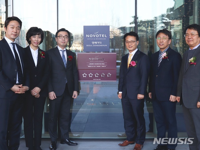 【서울=뉴시스】최근 열린 ‘5성 현판식’에서 호텔 관계자들이 기념 촬영했다. 왼쪽부터 노보텔 앰배서더 동대문 이윤정 부총지배인, 조민숙 총지배인, 아코르 앰배서더 코리아 조현준 부사장, KT에스테이트 이대산 대표, 이공환 개발사업본부장, 손민수 개발사업본부 상무.