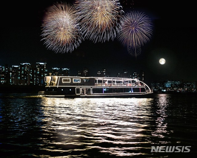 【서울=뉴시스】이랜드크루즈가 운영하는 한강유람선 불꽃 크루즈