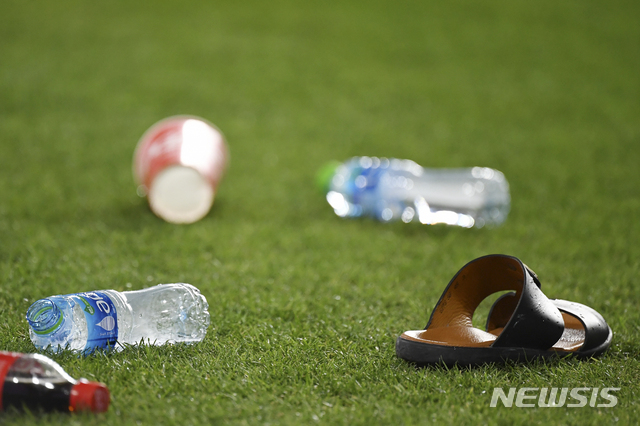 【아부다비(UAE)=AP/뉴시스】 모하메드 빈 자예드 스타디움에 날아든 물병과 신발들.