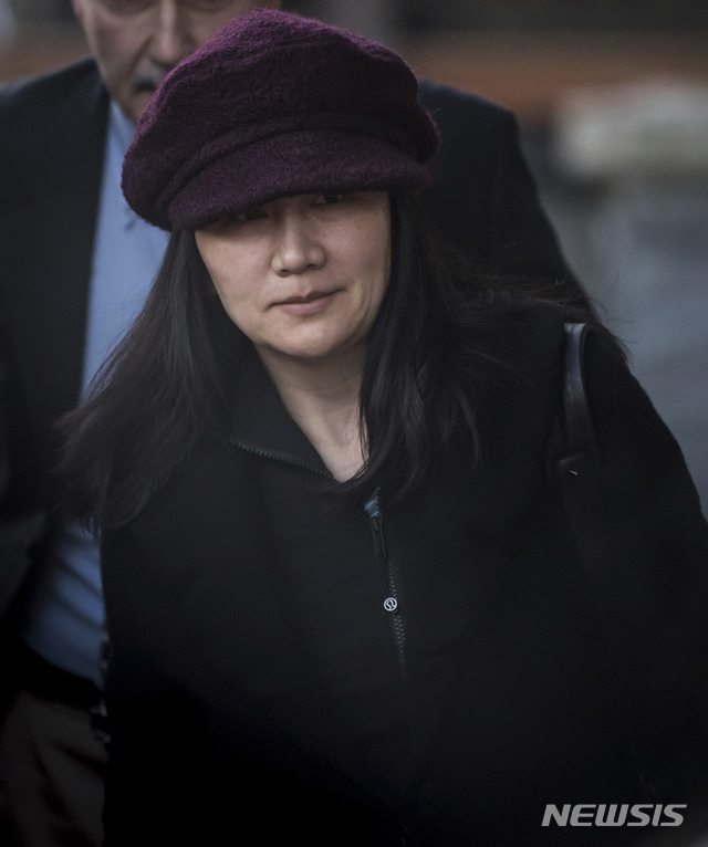 【밴쿠버=AP/뉴시스】중국 통신장비업체 화웨이 멍완저우(孟晩舟)최고재무책임자(CFO) 겸 부회장이 보석 심리에 출석하기 위해 밴쿠버에 있는 자신의 집에서 떠나고 있다. 이날 캐나다 법원은 멍 CFO에 대한 범죄인 인도 심리 시기를 한 달 늦췄다. 2019.01.30