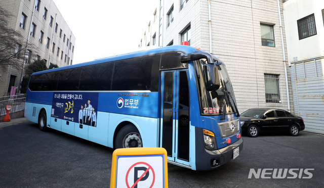 【수원=뉴시스】추상철 기자 = 쇼트트랙 국가대표 심석희를 상습폭행한 혐의로 구속된 조재범 전 쇼트트랙 코치에 대한 항소심 선고 공판이 열린 30일 오전 경기 수원시 영통구 수원지방법원에서 조 전 코치를 태운 것으로 추정되는 호송차가 법원으로 들어서고 있다. 2019.01.30. scchoo@newsis.com