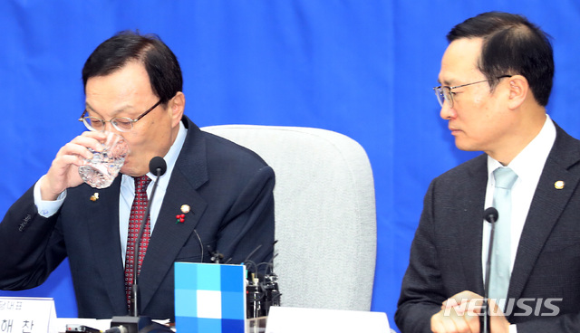 【서울=뉴시스】이종철 기자 = 30일 서울 여의도 국회에서 열린 더불어민주당 확대간부회의에서 이해찬 대표가 물을 마시고 있다. 2019.01.30.&nbsp; jc4321@newsis.com 