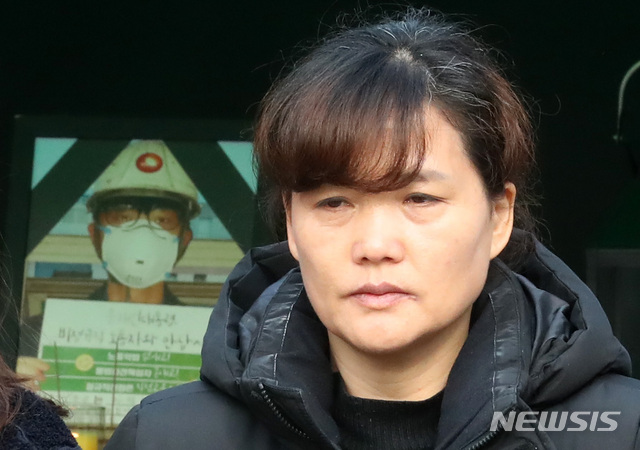 【서울=뉴시스】이영환 기자 = 30일 오전 서울 종로구 광화문광장에서 열린 고 김용균 산재사망 사건의 철저한 진상규명과 책임자 처벌을 촉구하는 교수학술 4단체 기자회견에서 고 김용균씨 어머니 김미숙씨가 슬픔에 잠겨 있다. 2019.01.30.&nbsp; 20hwan@newsis.com