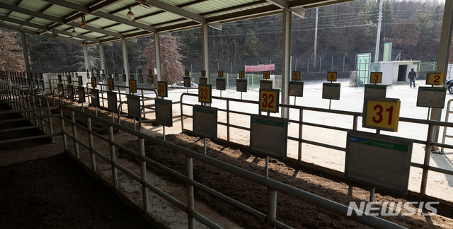 【안성=뉴시스】추상철 기자 = 안성에서 구제역이 잇따라 발생한 30일 오후 경기 안성시 금광면 송아지 경매시장이 거래중지돼 운영이 중단돼 있다. 2019.01.30.&nbsp; scchoo@newsis.com