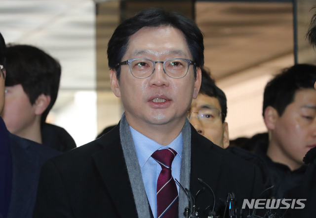 【서울=뉴시스】배훈식 기자 = 김경수 경남도지사가 30일 오후 서울 서초구 서울중앙지방법원에서 열린 '드루킹 댓글 조작' 관련 컴퓨터등장애업무방해 등 혐의에 대한 1심 선고공판에 출석하며 취재진의 질문에 답하고 있다. 2019.01.30. dahora83@newsis.com