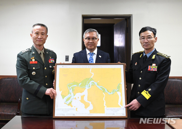 [서울=뉴시스] 남북군사당국은지난 2019년 1월30일 '9·19 군사합의' 이행 관련 금년도 첫번째 이행조치로서, 한강하구 해도전달을 위한 '남북군사실무접촉'을 판문점 공동경비구역 군정위회의실(T-3) 에서 개최했다. 2019.01.30. (사진=국방부 제공) photo@newsis.com