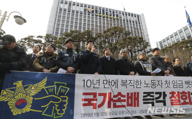 【서울=뉴시스】최진석 기자 = 지난달 30일 서울 서대문구 경찰청 앞에서 열린 '쌍용차복직노동자에 대한 국가손배 임금가압류 규탄 기자회견'에서 임금가압류 당사자인 김정욱(왼쪽 다섯번째)씨가 가압류 경과보고를 하고 있다. 2019.01.30.myjs@newsis.com