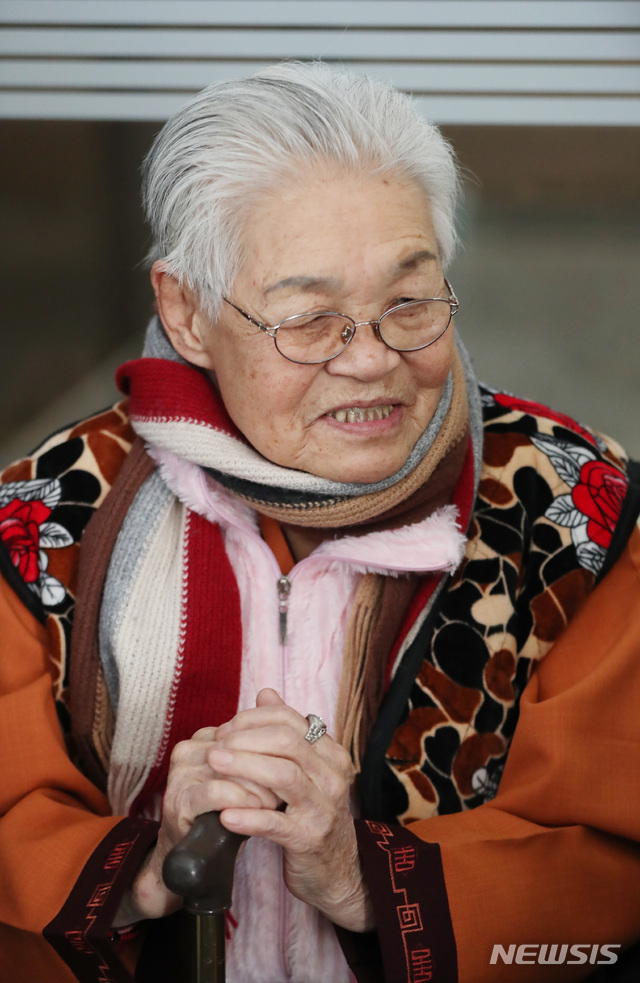 [서울=뉴시스] 김옥순 할머니가 2019년 1월 30일 오후 서초구 서울고등법원에서 열린 후지코시 근로정신대 2차 손해배상 청구소송 항소심 선고에서 승소한 후 취재진의 질문에 답변하고 있다. (사진=뉴시스 DB) 2022.10.18.  photo@newsis.com