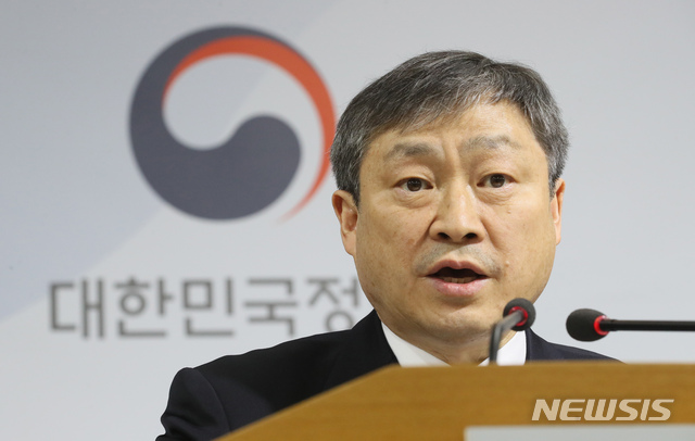 【세종=뉴시스】강종민 기자 = 박백범 교육부 차관이 30일 오후 정부세종청사에서 학교폭력 제도개선 방안을 발표하고 있다. 2019.01.30. ppkjm@newsis.com
