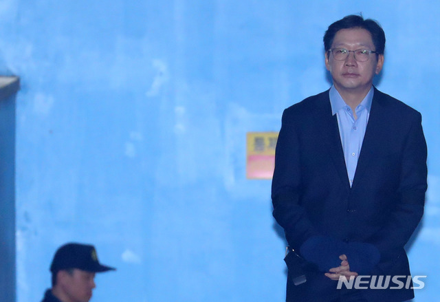 【서울=뉴시스】배훈식 기자 = 지난 30일 오후 서울 서초구 서울중앙지방법원에서 열린 '드루킹 댓글 조작' 관련 컴퓨터등장애업무방해 등 혐의에 대한 1심 선고공판에서 징역 2년을 선고받고 법정 구속된 김경수 경남도지사가 호송차로 향하고 있다. 2019.01.30. dahora83@newsis.com