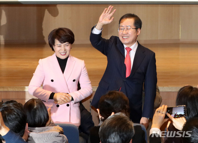 【서울=뉴시스】홍효식 기자 = 자유한국당 당권 도전을 선언한 홍준표 전 대표가 30일 오후 서울 영등포구 여의도 The-K타워 그랜드홀에서 열린 자서전 '당랑의 꿈' 출판기념회에서 이순삼 여사와 함께 지지자들에게 인사하고 있다. 2019.01.30. yesphoto@newsis.com