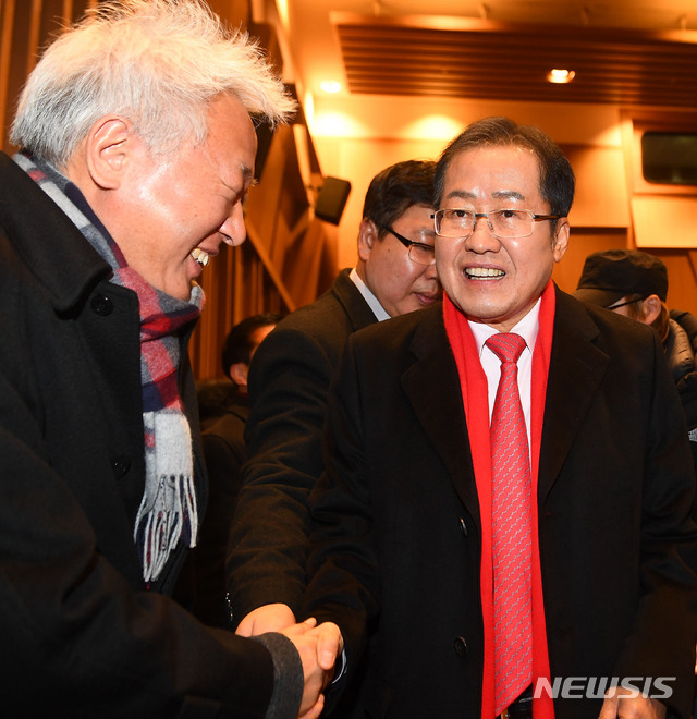 【서울=뉴시스】홍효식 기자 = 자유한국당 홍준표 전 대표가 30일 오후 서울 영등포구 여의도 The-K타워 그랜드홀에서 열린 자서전 '당랑의 꿈' 출판기념회에서 류석춘 전 혁신위원장과 악수하고 있다. 2019.01.30. photo@newsis.com