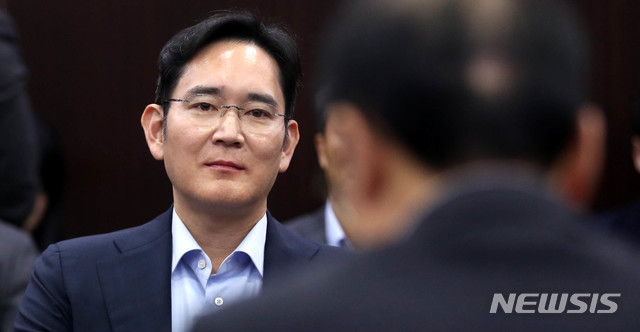 【화성=뉴시스】추상철 기자 = 지난달 30일 오후 경기 화성시 삼성전자 화성캠퍼스 나노시티에서 이재용 삼성전자 부회장이 홍영표 더불어민주당 원내대표의 인사말을 듣고 있다. 2019.01.30. scchoo@newsis.com