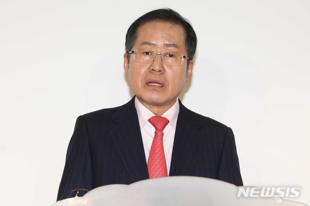 【서울=뉴시스】홍효식 기자 = 자유한국당 홍준표 전 대표가 30일 오후 서울 영등포구 여의도 The-K타워에서 전당대회 출마 기자회견을 하고 있다. 2019.01.30.&nbsp; photo@newsis.com