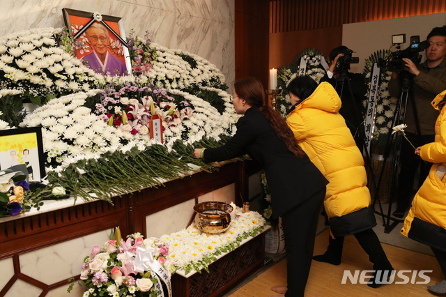 【서울=뉴시스】김병문 수습기자 = 세월호 유가족들이 30일 오후 서울 서대문구 신촌세브란스병원 장례식장에 마련된 고 김복동 할머니의 빈소를 찾아 조문하고 있다. 2019.01.30.&nbsp; photo@newsis.com