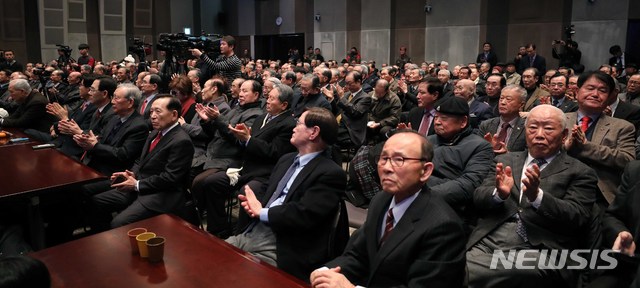 【서울=뉴시스】박주성 기자 = 30일 오후 서울 중구 태평로 프레스센터에서 열린 대한민국수호예비역장성단 출범식에서 참석한 육·해·공 장성들이 박수를 치고 있다. 2019.01.30. park7691@newsis.com