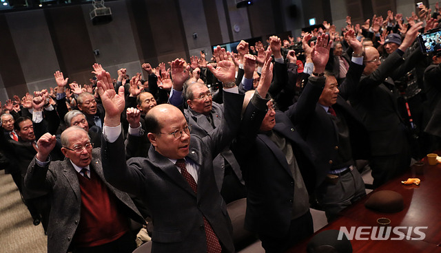 【서울=뉴시스】박주성 기자 = 30일 오후 서울 중구 태평로 프레스센터에서 열린 대한민국수호예비역장성단 출범식에서 참석한 육·해·공 장성들이 만세를 외치고 있다. 2019.01.30. park7691@newsis.com