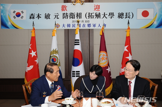 【서울=뉴시스】배훈식 기자 = 30일 오후 서울 용산구 국방컨벤션에서 김진호(왼쪽) 대한민국재향군인회장이 모리모토 사토시 전 일본 방위상과 한일 간 군사적 갈등 조기 해결을 위한 대화를 하고 있다. 2019.01.30.(사진=대한민국재향군인회 제공) photo@newsis.com