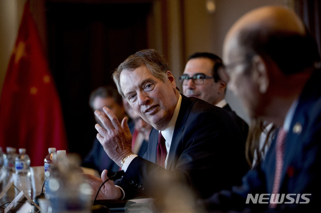 【워싱턴=AP/뉴시스】30일(현지시간) 미중 무역협상이 개시된 가운데 로버트 라이트하이저 미 무역대표부(USTR) 대표가 발언하고 있다. 미중 고위급 무역협상은 이날부터 이틀간 진행된다. 2019.01.31