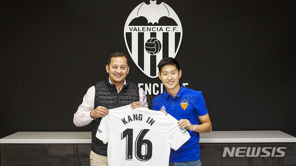 이강인이 무르티 발렌시아 회장과 함께 포즈를 취하고 있다 (사진=발렌시아 홈페이지)