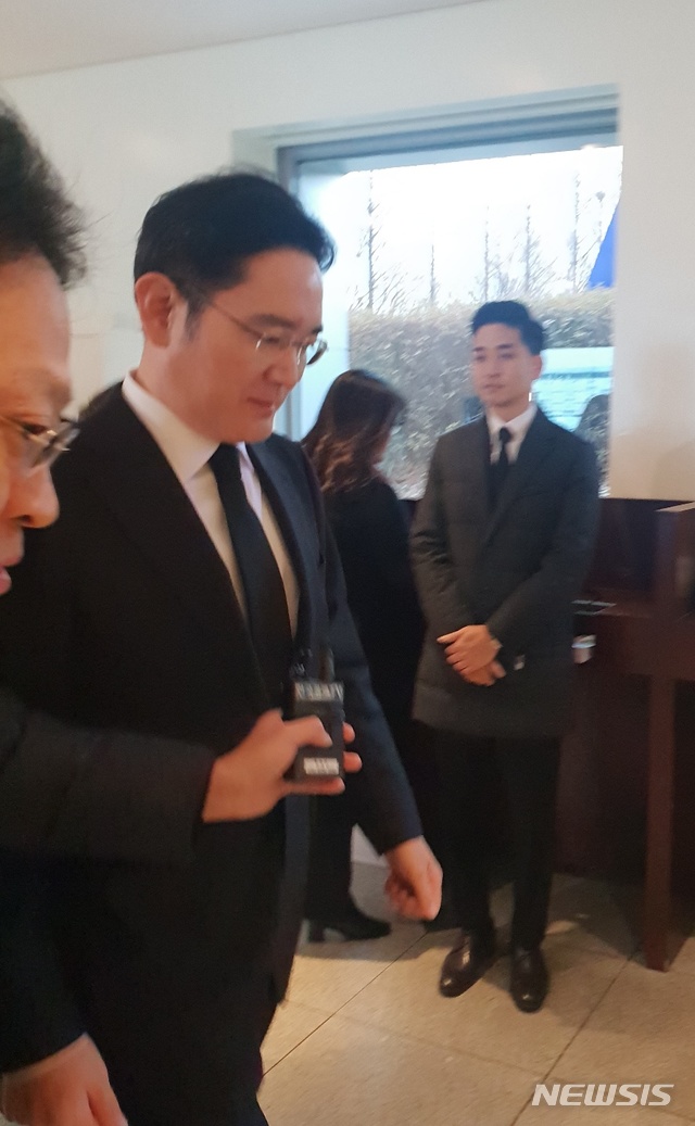 【서울=뉴시스】고은결 기자 = 이재용 삼성전자 부회장이 31일 고 이인희 한솔그룹 고문을 조문하기 위해 삼성서울병원 장례식장을 찾았다. 2019.01.31. keg@newsis.com