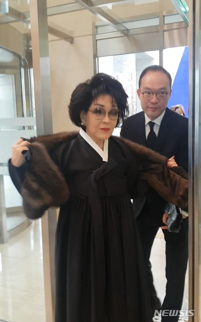 【서울=뉴시스】고은결 기자 = 이명희 신세계그룹 회장이 31일 고 이인희 한솔그룹 고문을 조문하기 위해 삼성서울병원 장례식장을 찾았다. 2019.01.31. keg@newsis.com