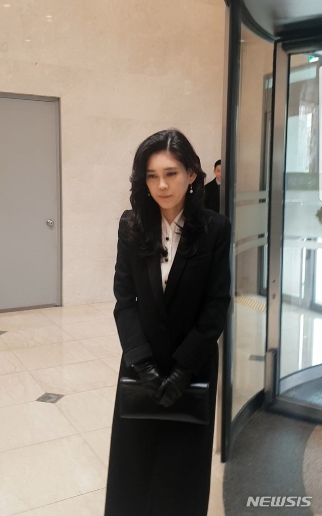 【서울=뉴시스】고은결 기자 = 이부진 호텔신라 사장이 31일 고 이인희 한솔그룹 고문을 조문하기 위해 삼성서울병원 장례식장을 찾았다. 2019.01.31. keg@newsis.com