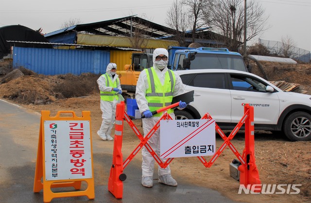 【충주=뉴시스】이병찬 기자 = 31일 구제역이 발생한 충북 충주시 주덕읍 당우리의 한 축산농가 앞에서 방역당국 관계자들이 출입을 통제하고 있다.2019.01.31.  bclee@newsis.com