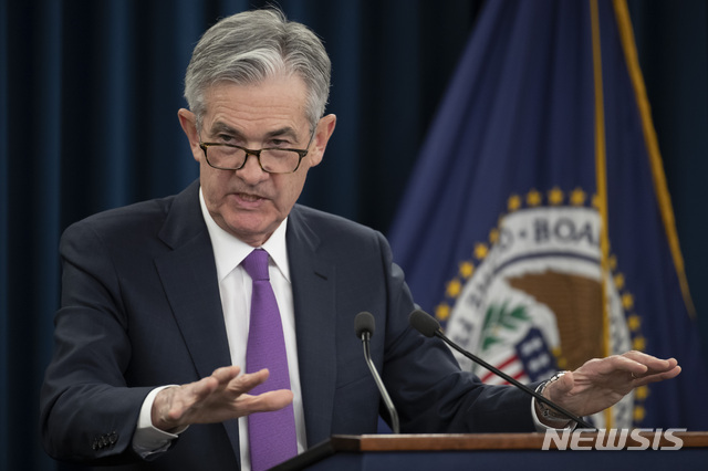 【워싱턴=AP/뉴시스】 제롬 파월 연방준비제도(Fed 연준) 의장은 30일(현지시간) 기준금리 동결에 정치적 고려는 전혀 하지 않았다고 밝혔다. 그는 또한 연방정부의 부분적 셧다운(업무정지)으로 인한 손실은 1분기 국내총생산(GDP)에 영향을 미치겠지만 2분기에는 대부분 회복될 것이라고 전망했다. 2019.01.30