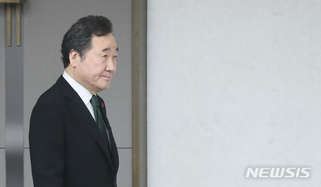 【세종=뉴시스】강종민 기자 = 31일 정부세종청사에서 열린 국정현안점검조정회의에서 이낙연 국무총리가 자리로 향하고 있다. 2019.01.31.&nbsp; ppkjm@newsis.com