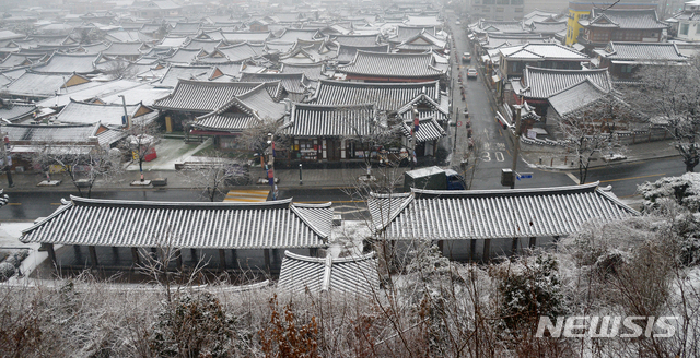 【전주=뉴시스】김얼 기자= 1월의 마지막 날인 31일 전북 전주시 전역에 눈이 내리자 전주 한옥마을 처마에 눈이 가득 쌓여 겨울 분위기를 물씬 풍기고 있다. 2019.01.31.  pmkeul@newsis.com