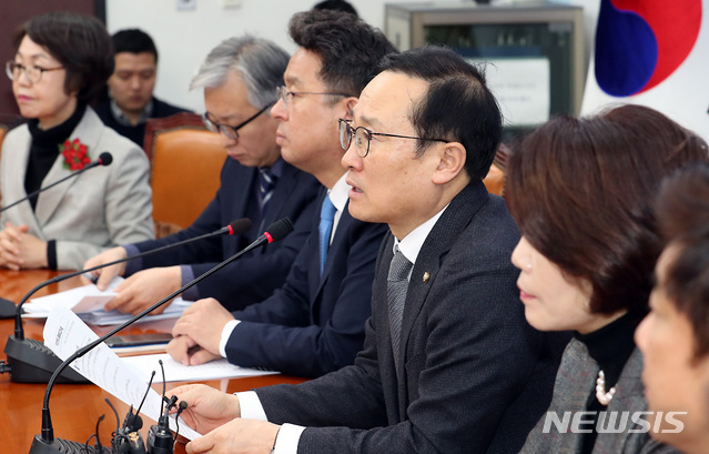 【서울=뉴시스】이종철 기자&nbsp; = 31일 서울 여의도 국회에서 열린 더불어민주당 정책조정회의에서 홍영표 원내대표가 '김경수 법정구속'에 대한 모두발언을 하고 있다. 2019.01.31. jc4321@newsis.com