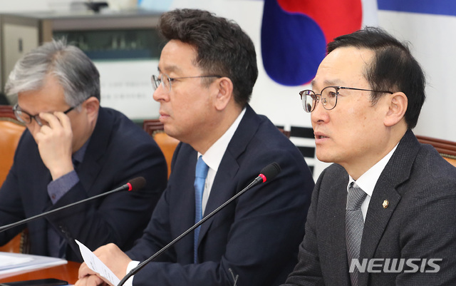 【서울=뉴시스】이종철 기자 = 31일 서울 여의도 국회에서 열린 더불어민주당 정책조정회의에서 홍영표 원내대표가 '김경수 법정구속'에 대한 모두발언을 하고 있다. 2019.01.31. jc4321@newsis.com