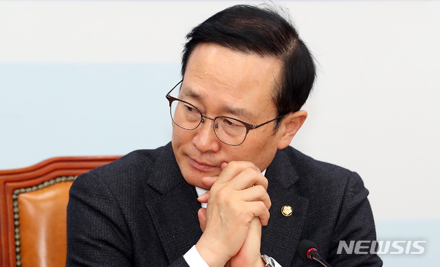 【서울=뉴시스】이종철 기자 = 31일 서울 여의도 국회에서 열린 더불어민주당 정책조정회의에서 홍영표 원내대표가 '김경수 법정구속'에 대한 모두발언을 하면서 곤혹스러워 하고 있다. 2019.01.31.&nbsp; jc4321@newsis.com 