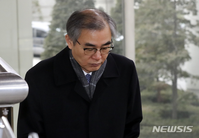 【서울=뉴시스】최진석 기자 = 정재찬 전 공정거래위원회 위원장이 지난 1월31일 오전 서초구 서울중앙지법에서 열린 '불공정 취업' 관련 선고 공판에 출석하고 있다. 2019.01.31.myjs@newsis.com