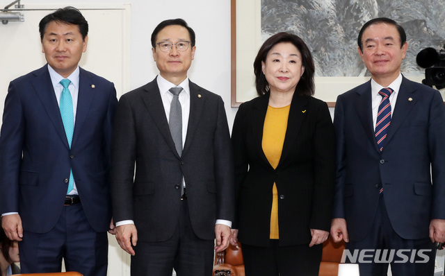 【서울=뉴시스】박영태 기자 = 선거법 개정을 위해 여야가 합의를 한 최종일인 지난달 31일 오전 서울 영등포구 여의도 국회에서 열린 5당 원내대표 및 국회 정개특위위원장 회동에서 참석자들이 기념촬영을 하고 있다.&nbsp; 이날 회동에는 나경원 자유한국당 원내대표와 윤소하 정의당 원내대표는 외부 일정으로 참석하지 못했다. 왼쪽부터 김관영 바른미래당, 홍영표 더불어민주당 원내대표, 심상정 정치개혁특별위원회 위원장, 장병완 민주평화당 원내대표. 2019.01.31.since1999@newsis.com