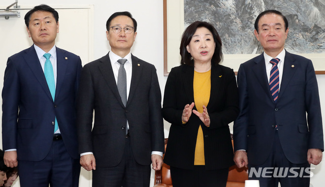 【서울=뉴시스】박영태 기자 = 선거법 개정을 위해 여야가 합의를 한 최종일인 31일 오전 서울 영등포구 여의도 국회에서 열린 5당 원내대표 및 국회 정개특위위원장 회동에서 참석자들이 기념촬영을 하고 있다. 이날 회동에는 나경원 자유한국당 원내대표와 윤소하 정의당 원내대표는 외부 일정으로 참석하지 못했다. 왼쪽부터 김관영 바른미래당, 홍영표 더불어민주당 원내대표, 심상정 정치개혁특별위원회 위원장, 장병완 민주평화당 원내대표. 2019.01.31. since1999@newsis.com