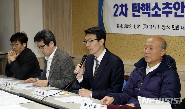 【서울=뉴시스】최진석 기자 = 31일 서울 서초구 민주사회를 위한 변호사모임 대회의실에서 양승태 사법농단 대응을 위한 시국회의 주죄로 진행된 사법농단 관여법관 2차 탄핵소추안 공개제안 기자회견에서 서기호(오른쪽 두번째) 민변 사법농단TF 탄핵분과장이 추가 탄핵 대상자 선정 기준 및 추가 탄핵소추안의 내용을 설명하고 있다. 이날시국회의는 사법농단 관여법원 2차 탄핵 대상자들을(김종복, 나상훈, 문성호, 시진국, 신광렬, 윤성원, 이진만, 임성근, 조한창, 최희준) 선정, 탄핵소추안을 공개했다. 2019.01.31.myjs@newsis.com