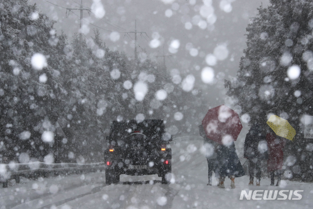 행안부, '10㎝ 이상' 대설 예보에 비상단계 근무 돌입