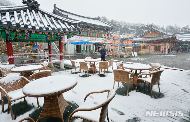 【울산=뉴시스】배병수 기자 = 지난달 31일 오후 울산지역에 대설주의보가 내려진 가운데 울산시 중구 백양사 사찰내 눈이 쌓여 있다. 2019.01.31.  bbs@newsis.com.