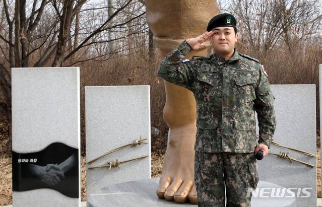 【파주=뉴시스】 고범준 기자 = 31일 오후 경기도 파주시 임진각 '평화의 발'에서 열린 하재헌 중사 전역 기념행사를 마친 하재헌 중사가 경례를 하고 있다.&nbsp; 하 중사는 지난 2015년 8월 4일 서부전선 DMZ에서 수색 작전 중 북한군이 수색로 통문 인근에 매설한 목함지뢰가 터지면서 양쪽 다리를 잃었다. 2019.01.31.&nbsp; bjko@newsis.com