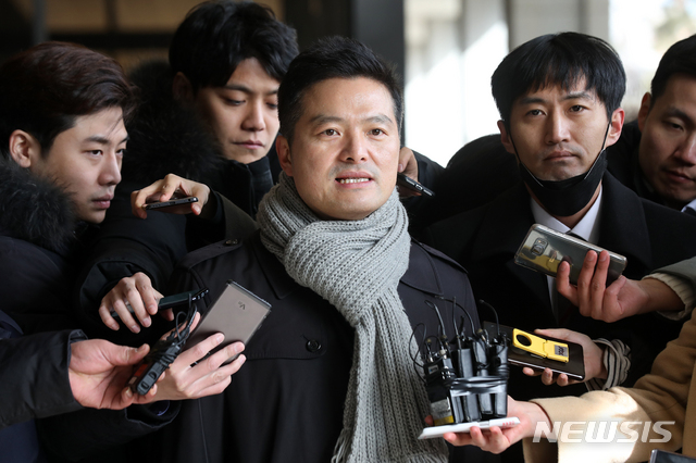 【서울=뉴시스】김병문 수습기자 = 김태우 전 특감반원(수사관)이 지난달 31일 오후 윤영찬 국민소통수석, 홍익표 더불어민주당 수석대변인, 최민희 더불어민주당 경기도당 남양주시병 지역위원장에 대한 고소장을 제출하기 위해 서울 서초구 서울중앙지검으로 향하며 입장을 밝히고 있다. 2019.01.31. dadazon@newsis.com