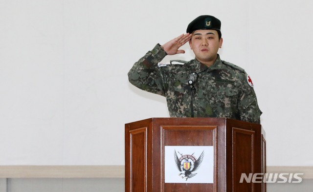 【파주=뉴시스】 고범준 기자 = 31일 오전 경기 파주시 육군1사단 수색대대 이종명관에서 열린 하재헌 중사 전역식에서 하재헌 중사가 전역사를 마치고 경례를 하고 있다. 하 중사는 지난 2015년 8월 4일 서부전선 DMZ에서 수색 작전 중 북한군이 수색로 통문 인근에 매설한 목함지뢰가 터지면서 양쪽 다리를 잃었다. 2019.01.31. bjko@newsis.com