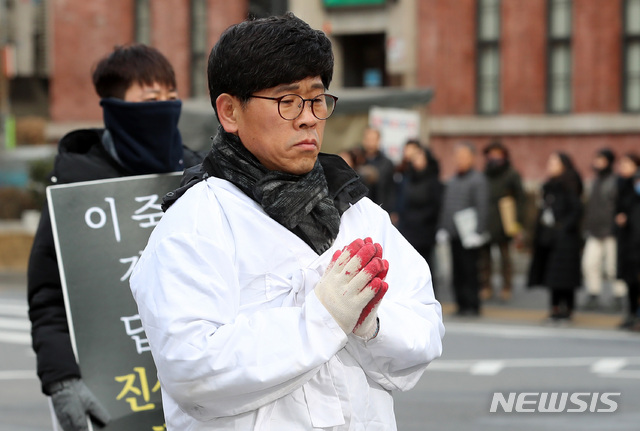 【서울=뉴시스】이영환 기자 = 한상균 전 민주노총 위원장 31일 오후 고 김용균씨 문제 해결을 위한 정부의 결단을 촉구하며 서울 종로구 조계사에서 청와대 방향으로 오체투지를 하고 있다. 2019.1.31.&nbsp; 20hwan@newsis.com
