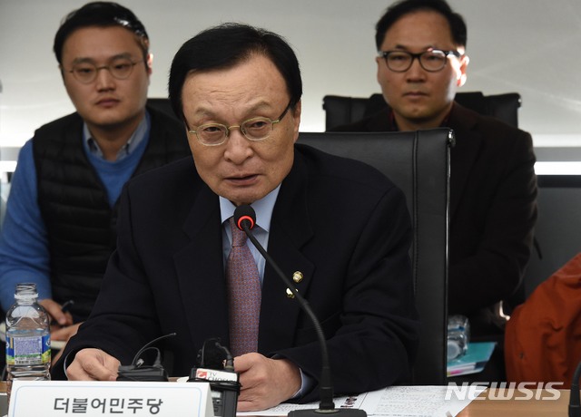 【대전=뉴시스】함형서 기자 = 이해찬 더불어민주당 당 대표가 31일 오후 대전 유성구 한국표준과학연구원에서 열린 과학기술인 현장간담회에서 인사말을 하고 있다. 2019.01.31.foodwork23@newsis.com