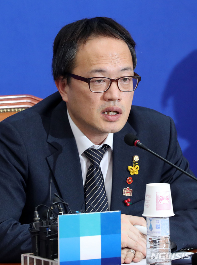 【서울=뉴시스】홍효식 기자 = 31일 오후 서울 여의도 국회에서 열린 사법농단세력 및 적폐청산 대책위원회 1차 회의에서 박주민 위원장이 모두발언을 하고 있다. 2019.01.31. yesphoto@newsis.com